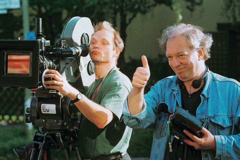 Wolfgang Becker (rechts) und der Kameramann Martin Kukula bei den Dreharbeiten zu Good Bye Lenin im Jahr 2003