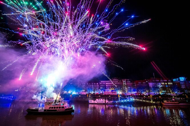 Feuerwerk über einem Hafen