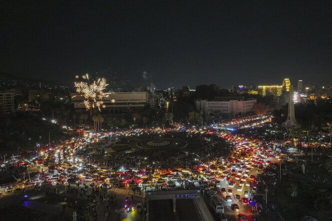 Kreisel in der Innenstadt von Damaskus, hell erleuchtet durch Autos und Feuerwerk