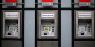 Drei Geldautomaten