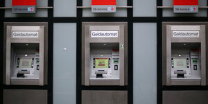 Drei Geldautomaten