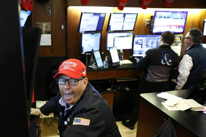 ein trader mit "make amerika great again" mütze an der börse