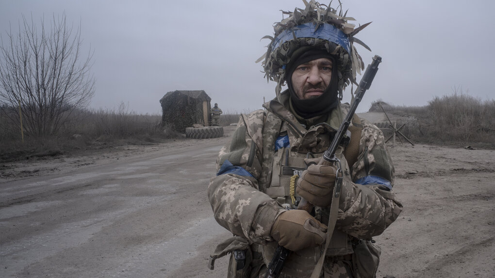 Ein ukrainischer Soldat mit einem Maschinengewehr ind der Hand