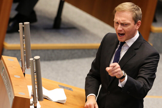 Christian Lindner spricht 2014 im Landtag NRW zu den Abgeordneten und sieht dabei sehr wütend aus