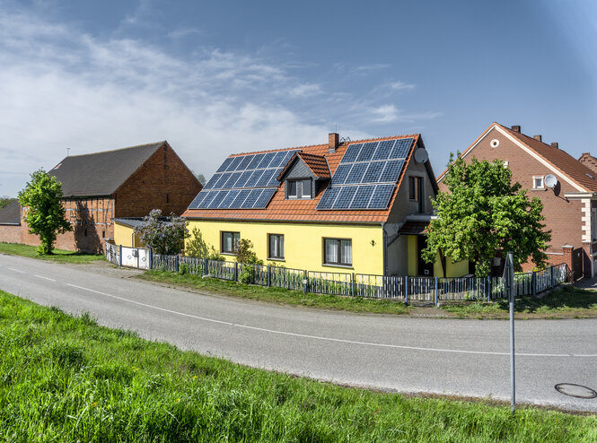 Ein Einfamilienhaus mit einem Solardach