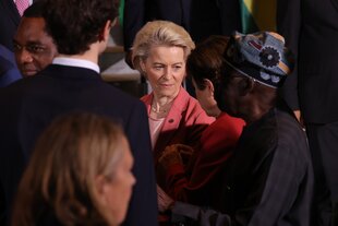 Ursula von der Leyen in einer Menschengruppe