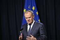 Donald Tusk vor EU-Fahne