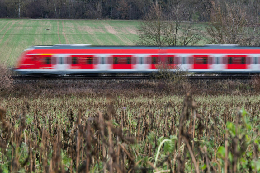 Ein Zug in herbstlicher Landschaft