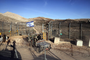 Eine Militärfahrzeug mit einer israelischen Fahne