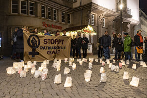 Anlaesslich des Internationalen Tags zur Bekaempfung der Gewalt gegen Frauen hat in Erfurt vor dem Rathaus eine Demonstration stattgefunden. Dabei zuendeten die Teilnehmenden Kerzen fuer durch Gewalt gestorbene Frauen (Femizide oder Feminizide) an.