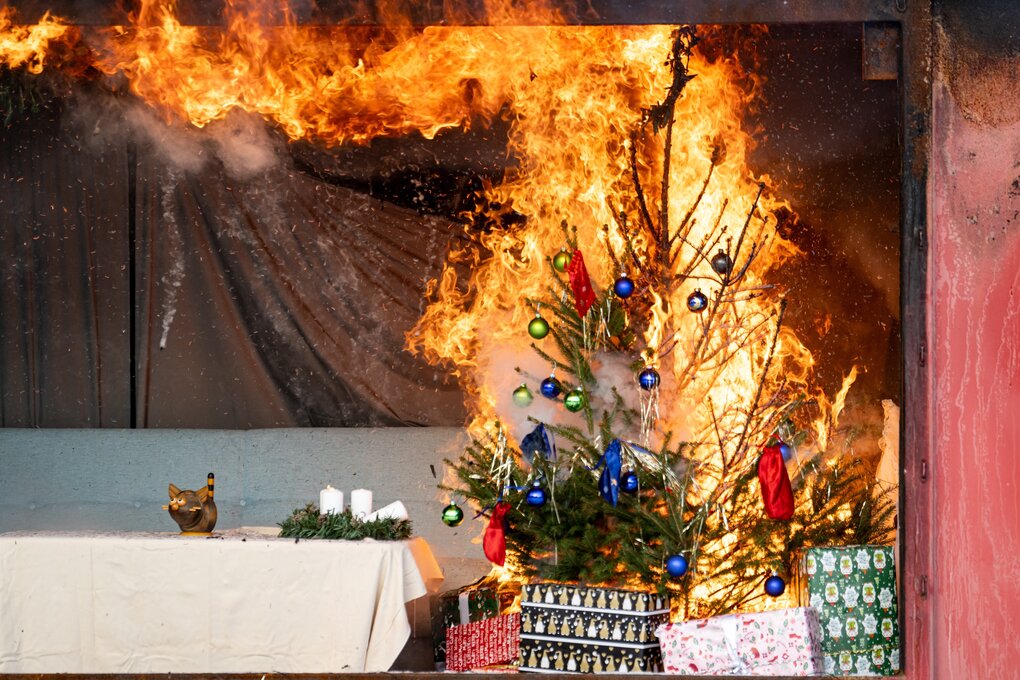 Ein Weihnachtsbaum brennt bei einer Demonstration eines Brandes während der Weihnachtszeit auf dem Gelände der Berliner Feuerwehrakademie.