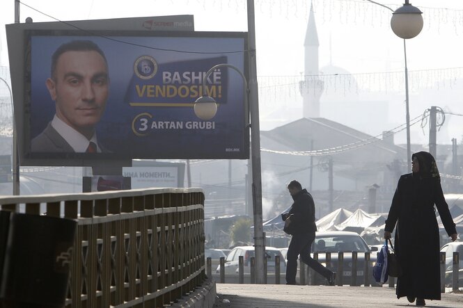 Straßenszene mit einem Wahlplakat