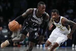 Dennis Schröder im Trikot der Brooklyn Nets beim Dribbling