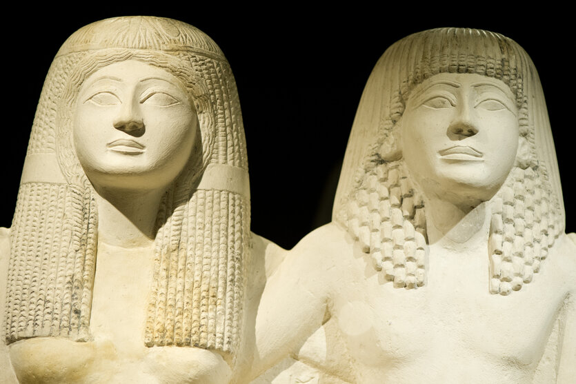 Die Statue des Schreibers Pendua und seiner Frau Nefertari