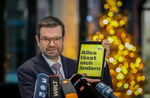 Marco Buschmann, designierter FDP-Generalsekretär, gibt im Anschluss an ein Pressegespräch zur Vorstellung des FDP-Bundestagswahlprogramms 