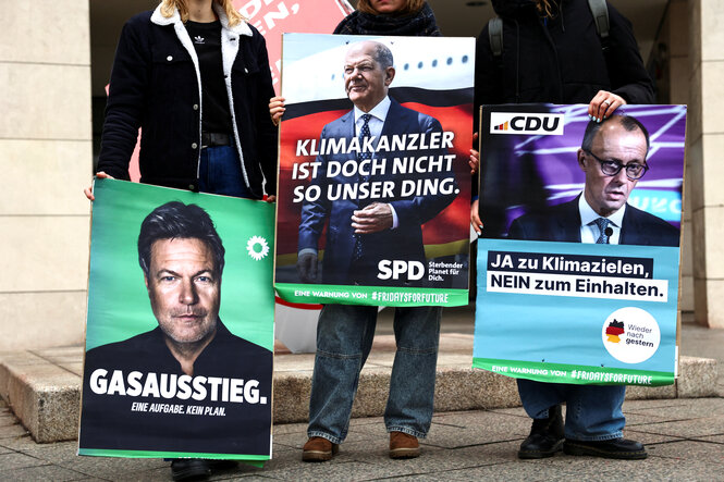 Protest von Fridays For Future - Plakate sollen zeigen, dass die jeweiligen Parteien ihre Versprechen nicht eingehalten haben: Die Plakate zeigen Habeck, scholz und Merz