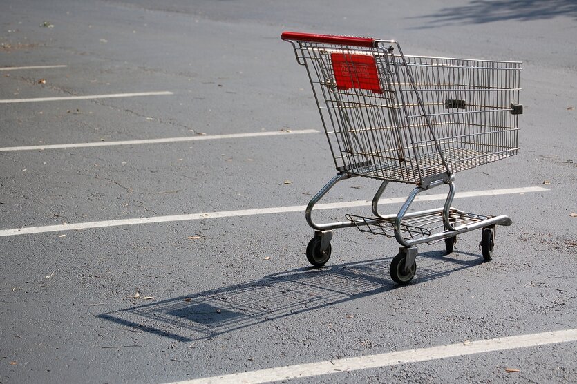 Ein leerer Einkaufswagen auf einem Parkplatz