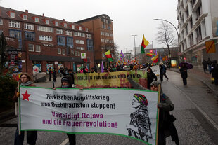 Personen auf der Straße bei einer Demonstration für Rojava in Hamburg.