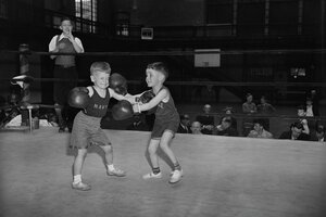 Zwei kleine Jungs boxen gegeneinander