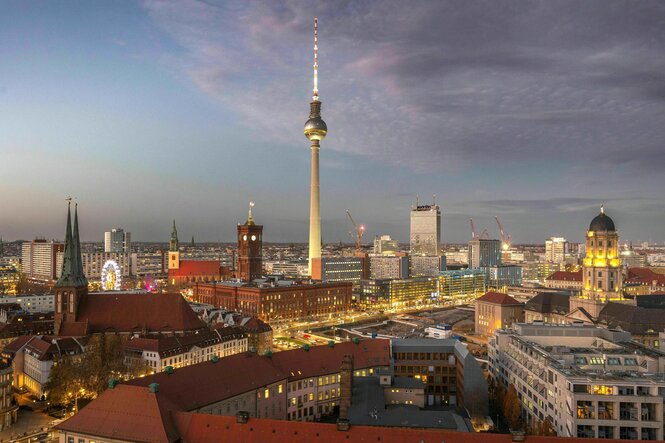 Berliner Skyline mit Fernsehturm in der Weihnachtszeit