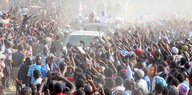 Oppostionskandidat Lowassa ist umringt von UnterstützerInnen