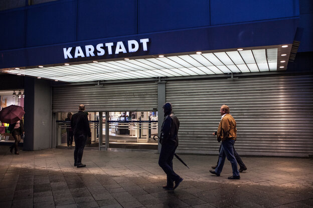 Karstadt-Eingang: Das Rollo geht runter