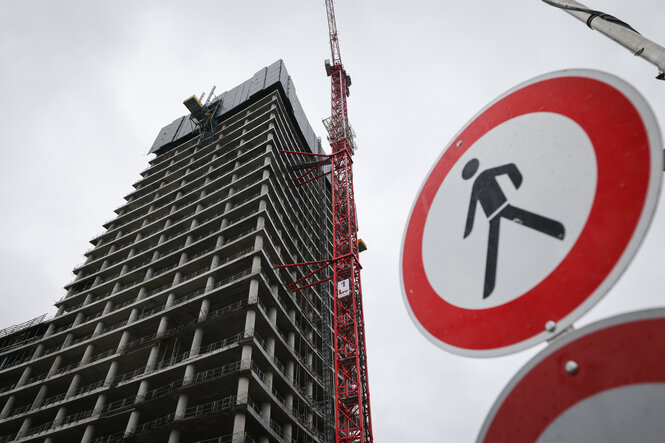 Baustelle des Elbtowers mit Durchgang-Verboten-Schild