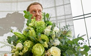 Michael Kretschmer hat nach seiner Wahl zum Ministerpräsidenten von Sachsen im Plenarsaal im Sächsischen Landtag Blumen bekommen