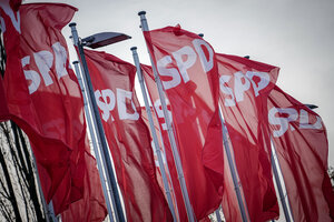 Das Foto zeigt Parteifahnen der SPD im Wind