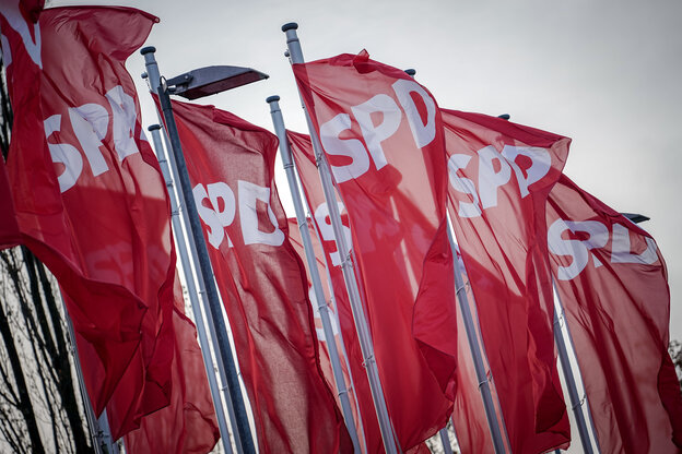 Das Foto zeigt Parteifahnen der SPD im Wind