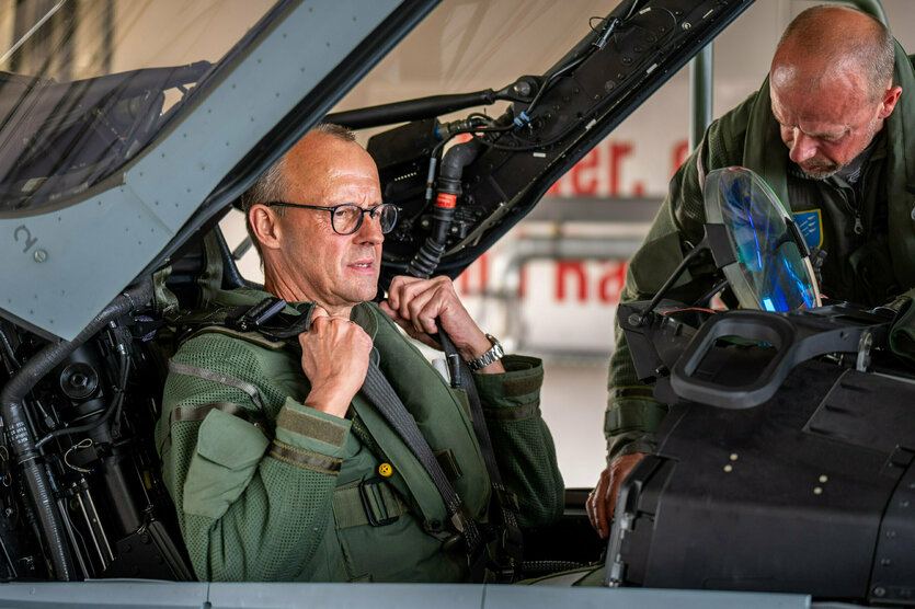 Friedrich Merz sitzt auf dem Pilotensitz eines Eurofighters