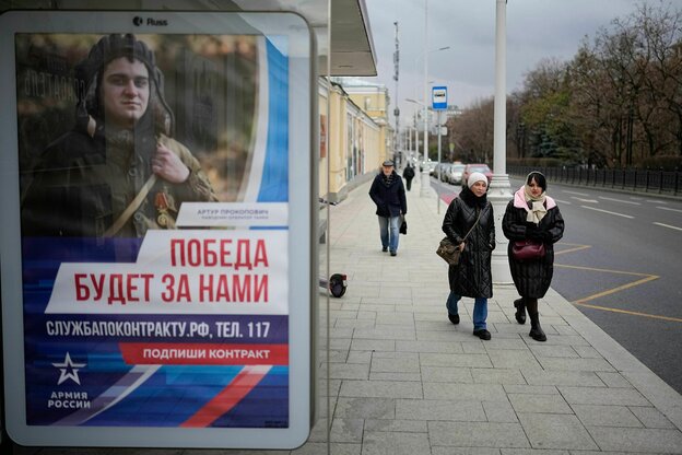 Ein Werbeplakat der Russischen Armee an einer Bushaltestelle in Moskau