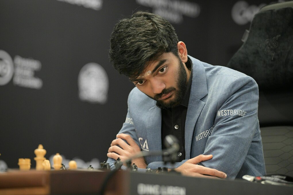 Schachweltmeister Gukesh mit leerem Blick hinter dem Brett