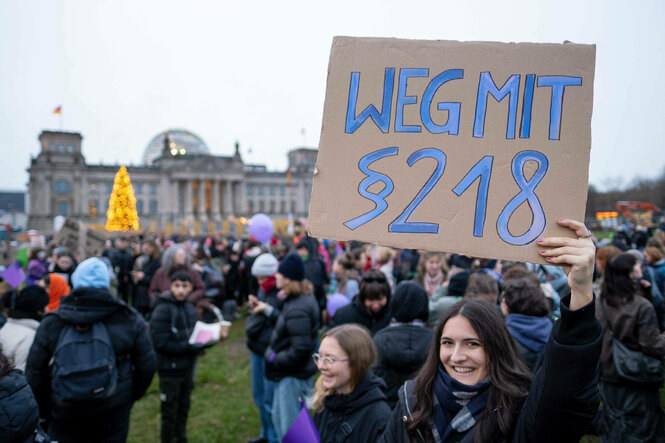 Mehrere tausend Menschen fordern mit einer Demonstration in Berlin unter dem Motto Abtreibung legalisieren - jetzt die Legalisierung von Abtreibungen und die Abschaffung des Paragraphen 218