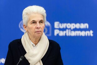 Marie-Agnes Strack-Zimmermann (FDP) steht im Gebäude des Europäischen Parlaments und spricht