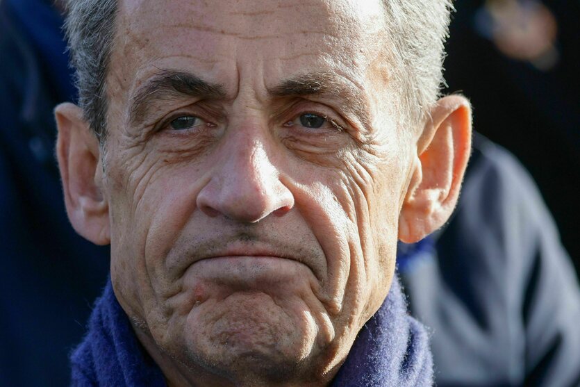 Das Gesicht von Nicolas Sarkozy sieht zerknittert aus