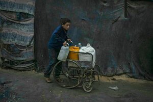 Auf der Suche nach Trink­wasser. Ein palästinensischer Junge in Deir al-Balah im Gazastreifen