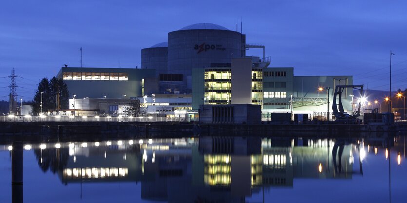 Das Atomkraftwerk Beznau bei Nacht