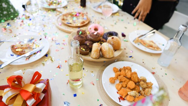 Buffettisch mit Donuts und Konfetti