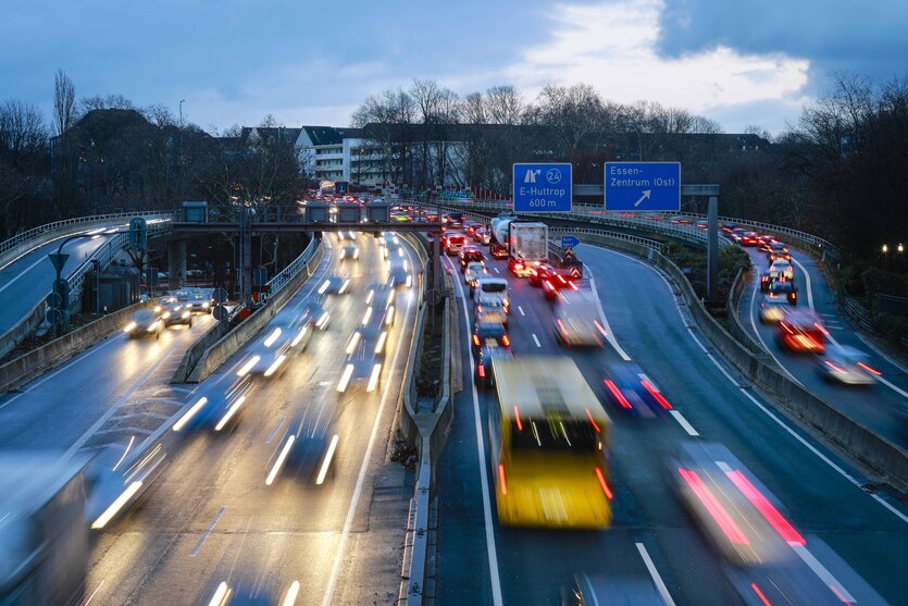 Autos in Bewegungsunschärfe im Dämmerlicht uaf einer Autobahn