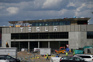 Frontaufnahme der Tesla Fabrik in Grünheide