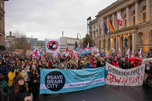 Das Foto zeigt eine Protestkundgebung vor dem Berliner Abgeordnetenhaus