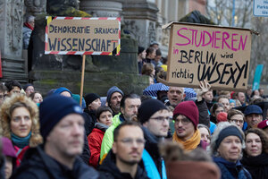 Transparente mit der Aufschrift „Demokratie braucht Wissenschaft“ und „Studieren in Berlin wird richtig unsexy“ werden bei einer Demonstration der Berliner Wissenschaft unter dem Motto #SaveBrainCity! vor dem Abgeordnetenhaus gezeigt. Demonstriert wird ge