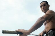 Schriftsteller Yukio Mishima mit nacktem Oberkörper und einem japanischen Samurai-Schwert