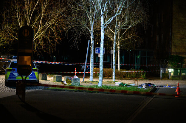 Ein Einsatzfahrzeug der Polizei steht an einem abgesperrten Bereich.