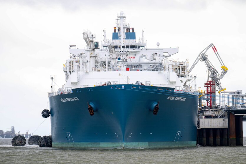 Das Spezialschiff «Höegh Esperanza», ein schwimmendes LNG-Terminal, liegt am Anleger.