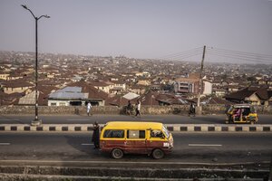 Ein gelber VW-Bus steht auf einer Straße in der nigerianischen Stadt Ibadan