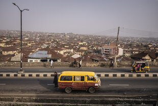 Ein gelber VW-Bus steht auf einer Straße in der nigerianischen Stadt Ibadan