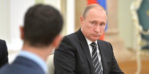 Putin schaut kritisch auf Assad