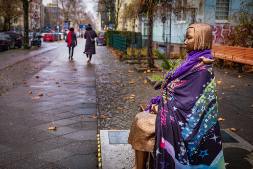 Geschmückte "Trostfrauen"-Statue auf einem Gehweg